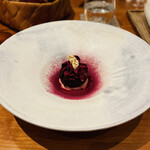 レストラン ナズ - ローストビーツ燻製、2日真空パック、3時間乾燥、発酵ビーツジュース煮、乾燥ビーツチップ、発酵プルーベリー、焼くるみソースとビーツ皮パウダー