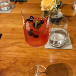 レストラン ナズ - ジュニパーベリー、トニックウォーター、発酵カシス、ローズマリー