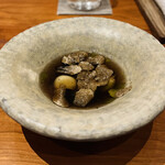 レストラン ナズ - 黄金軍鶏スープ、鰹と昆布一番出汁、香茸、生ローズマリー生地のラビオリ、発酵蓮根、発酵牛蒡、うらごし里芋、トリュフ、焼昆布オイル