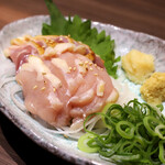 Izunnomaxakunchi - 熟成鶏の旨味を感じながら【鶏刺し】焼酎をチビチビ…たまりません