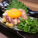 Izunnomaxakunchi - 【鶏ユッケ】自慢の卵の黄身を割ってからめてお召し上がりください！
