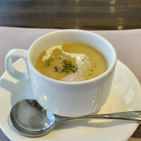 厳選洋食さくらい - オムライスセットに付くスープ
                この日は人参のポタージュスープでした♪