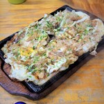 鉄板 好味 - とんぺい焼き。鉄板、熱々です。