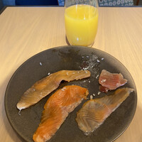 Indigo Home Kitchen Yamateras - 搾りたてオレンジジュースと、サーモン食べ比べと生ハム。旦那がしこたま取ってきたものから、各種一枚ずつ拝借。ありがたいが、コールド惣菜のもち米が散乱している辺りが何ともセンスがない(笑)