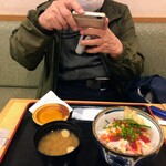 京樽 - 海鮮丼を撮影する食べロガーさん
