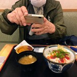 京樽 - 私の刺身盛りにも寄ってくる食べロガーさん