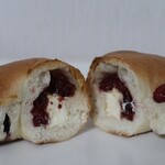 パン&デリ デマージ - Wベリーのクリームチーズベーグル