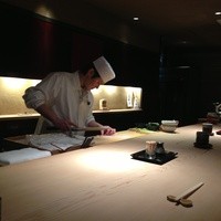 うち山 - カウンター目の前で鯛を盛り付けています。