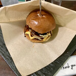 IVY burger - チーズバーガー単品950円。