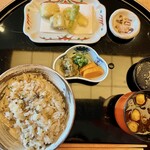 日本料理「雲海」 - 食事： 鮎炊き込み御飯、赤出汁、香の物、添え天麩羅、あすぱら、白茄子
