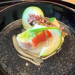 日本料理「雲海」 - 御碗： 薄葛仕立て； 茶香金目鯛、淡路玉葱、白瓜、つる紫の花、口・青柚