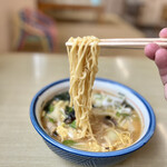 突撃ラーメン - 中太麺。