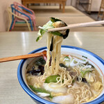 突撃ラーメン - あさりやワカメと一緒に。