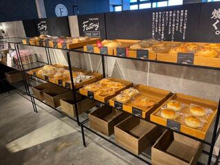 FUKUTARO CAFE&STORE - この日も焼きたてのパンがたくさん店頭に並んでました。