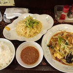 新華苑 - 本日の日替わり、野菜炒めとつけ麺とご飯。