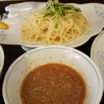 新華苑 - つけ麺、自家製の冷麺のたれに付けて食べます。この冷麺のたれがうまいんですよね。