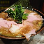 神田ラーメン わいず - チャーシューメン  よく見るとチャーシューが垂れている  雑だね