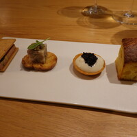 Point - フォアグラのレーズンサンド、白金豚(岩手)のテリーヌ、根パセリとキャビアのタルト 、安納芋のケークサ