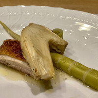 クリマ ディ トスカーナ - 青森 シャモロック　松茸 インパデッラ　高知 四方竹
                    青森県出身の佐藤シェフならではの食材使い、ここでは青森が誇るシャモロックのもも肉のローストの登場です。
                    シャモロックは宮内庁御用達の地鶏です！