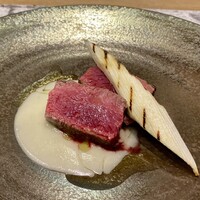 クリマ ディ トスカーナ - 白糠 蝦夷鹿ロース　岡山 マコモタケ　ピエモンテ ゴルゴンゾーラ
                      蝦夷鹿ロースのロースト、脂質は少なくさっぱりとしています。
                      根セルフィーユとゴルゴンゾーラのソースがさっぱりとした鹿肉に合います！