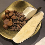 プレゼンテ スギ - カカオと栗とピラルクの舌とウロコ