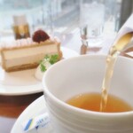 kafeterasutorikoro-ru - 紅茶を注ぎ中。