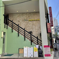 PASTA of LIFE - お店の外観、若草色の外壁が印象的