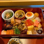 Kou - 和弁当の重箱です。配置に少し雑然さを感じました。