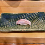 Kiku zushi - 「くろむつ」先程の「あら」や「のどぐろ」と並ぶ高級魚、秋や冬の今が旬です。白身魚なのに脂の旨味がトロけるようです。シャリを覆った「くろむつ」コレは旨い。「あら」より好きですね。