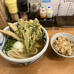 麺匠 釜善 - ごぼう春菊天うどん（今日のおうどん）＆かしわ飯