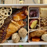 跳ね鯛 三代目茂蔵 - 料理写真:「銀ひらす照焼き弁当」980円也。税込。（100円引きセールで）