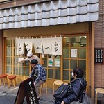 とんかつ山家 - とんかつ山家 上野店 店頭に並ぶお客様を丁寧にご案内