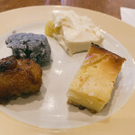 Yume No Ki - 時計回りに、パイナップルレアチーズケーキ、洋梨タルト、バナナのラム酒漬け？、ブルーベリーのアイス。