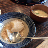 ステーキハウス フェスタ - 大根のそぼろ餡かけ。白味噌のお味噌汁。