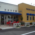 リーフバザール - 本社工場の敷地にある提携ショップ。奥の白い建物が工場。