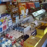 リーフバザール - 店内は工場でできたばかりの製品で一杯です