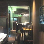 ニューオークラ - １人のシェフが、2～3組のお客様を担当出来るように、鉄板焼きの各ブースが何箇所かに点在する