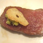 ニューオークラ - ロースは、ワサビとガーリックチップを乗せて