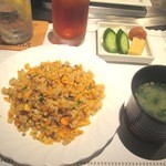 ニューオークラ - ガーリックライスも味付けは和風ですね！青さのお味噌汁がめちゃんこ美味しかった！
