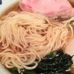 ガンコンヌードル - ガンコンラーメン(全部のせ) 880円 の麺