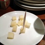 バル アグラード - お通しチーズ