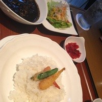 レストラン HUSHHUSH - サザエと帆立とイカスミのカレーセット、ドリンクつき1300円