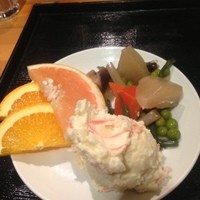 本格肉料理 丸小 - フルーツとポテサラ・煮物を混載するおっさんカエルです(^^