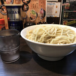 麺座でん カツシカン！ - コップと比べてみたけどわかりにくいかな・・・結構な量ですよ。