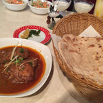 タージマハル - ロティは1枚まで。
                                ナンならおかわりオッケー
                                よって
                                1枚おかわりするなら
                                ロティ、ナンの組み合わせも
                                ナン、ナンの組み合わせもオッケー