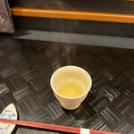 四季彩ダイニング　春 - ◯一番出汁
      ‥大将から、
      「まずはうちの料理の基本になる一番出汁をどうぞ」
      とのことでいただきました。
      熱々でフワッと香る…
      羅臼昆布、枕崎鰹節を使った、
      繊細で優しくて上品なお出汁…(*´-`)