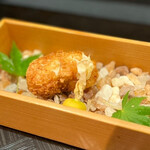 四季彩ダイニング　春 - ◯とらふぐの唐揚げ-食用ホオヅキ添え-
      ‥「本来でしたら、蟹の春巻きをお出ししているのですが
      本日はトラフグの唐揚げをご用意しました」
      と大将。（旦那くんも同じメニュー)