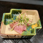 四季彩ダイニング　春 - 〇鰤の藁焼き
      ‥‥焼き場から何やらファイヤー！∑(ﾟДﾟ)
      大将が火加減を見ながら…
      さっと藁焼して香りづけした羅臼産の鰤。
      こちらは、お醤油と和からしでいただきます。