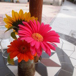 Sabou Komon - テラスはお花をお店の人が世話してるときがある。テーブルフラワーもいつもかわいい☆今回特にかわいい♪