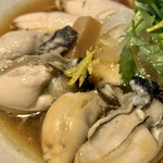 鶏そば・ラーメン Tonari - 新鮮な牡蠣に刻み柚子と三つ葉が香ります